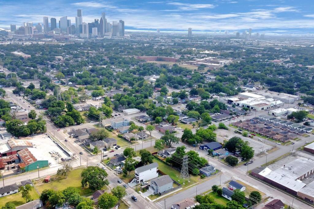Rodeo Ready!!!! Modern 3 Bedroom * Houston