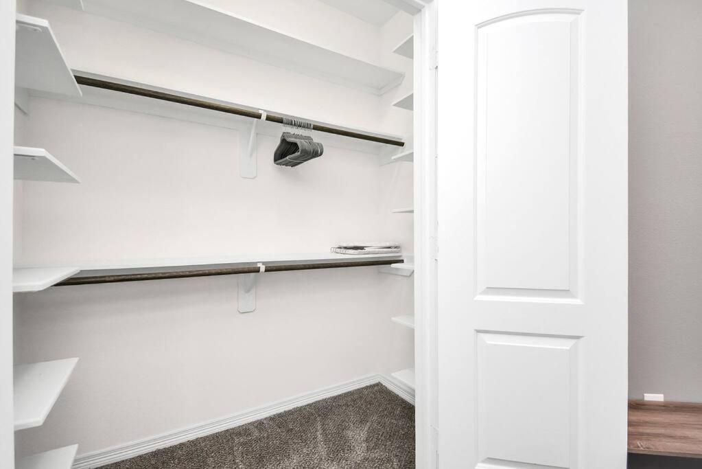 Rodeo Ready!!!! Modern 3 Bedroom