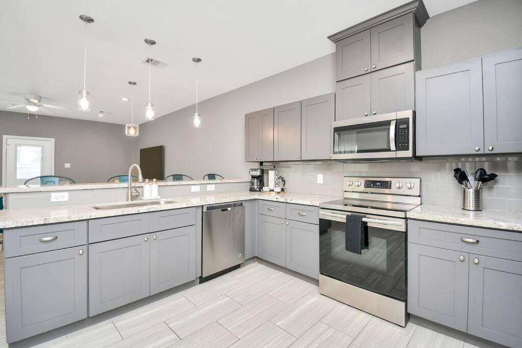 Rodeo Ready!!!! Modern 3 Bedroom * Houston