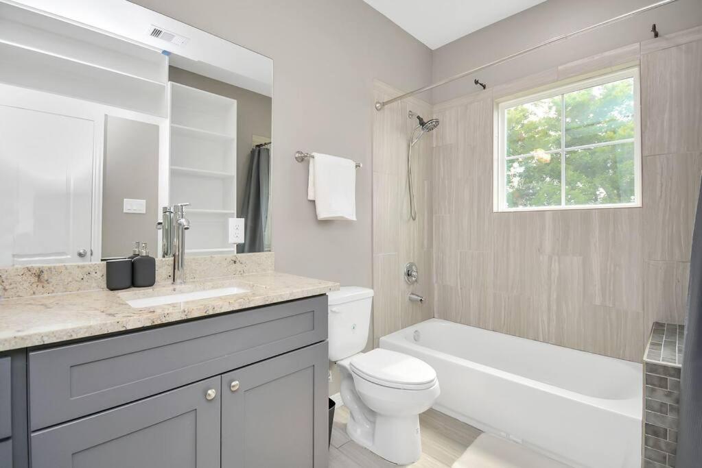 Rodeo Ready!!!! Modern 3 Bedroom *